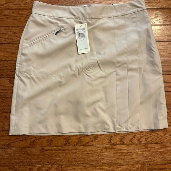 Izod golf skort. Never worn, new with tags. - Picture 1 of 5